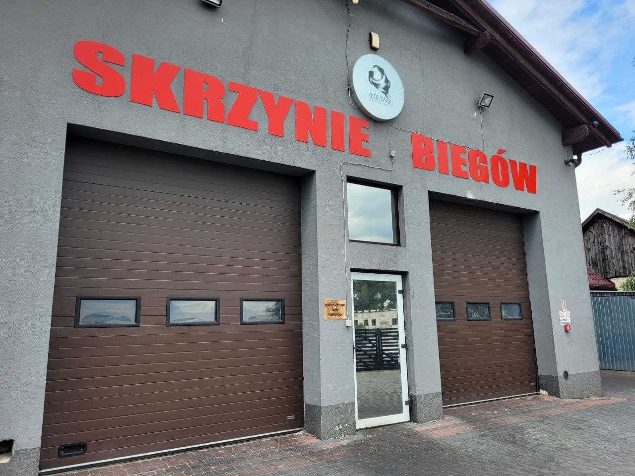 Flota busów dostawczych i transport skrzyń / Kistowski Delivery Vans Fleet